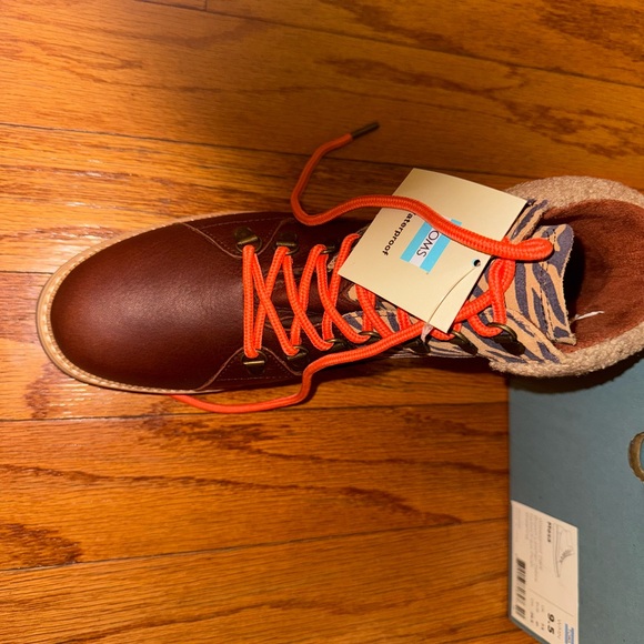 NWT Tom’s Mesa boots with shearling. - Picture 4 of 4